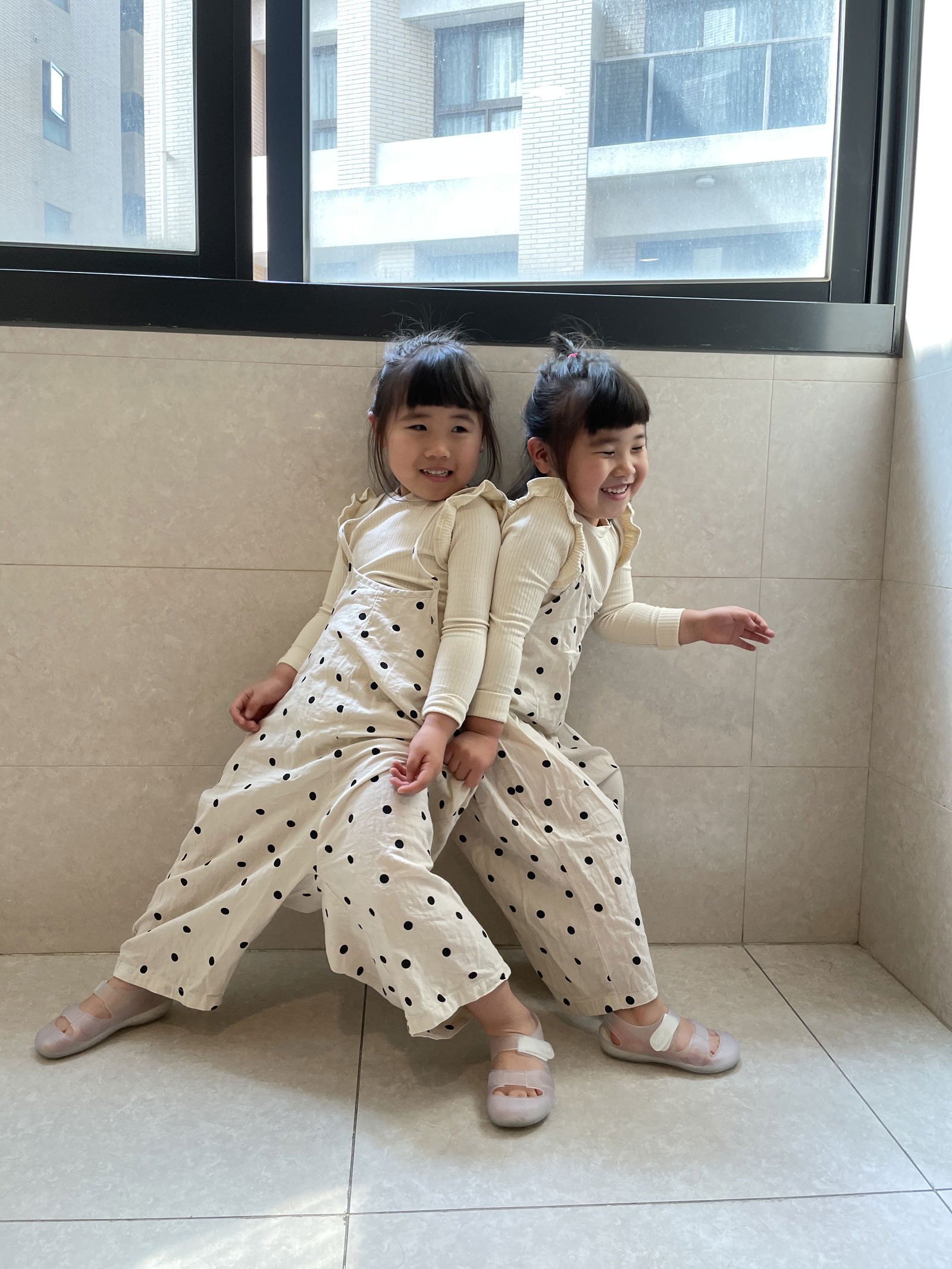 雙胞胎巧立生活