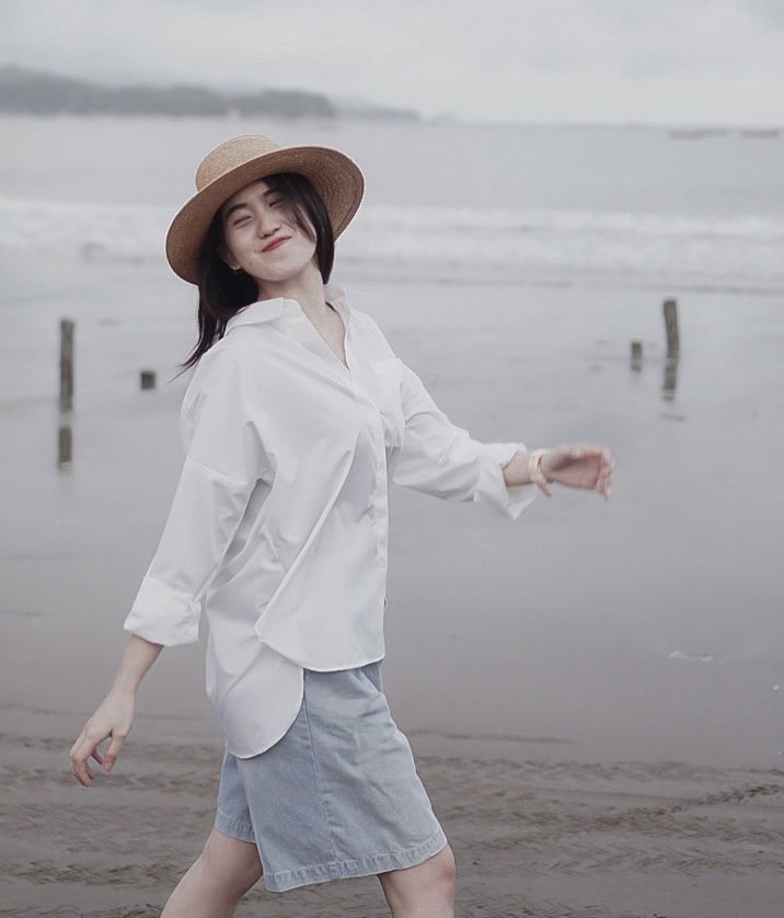 4. kemeja/Hem Putih Oversize