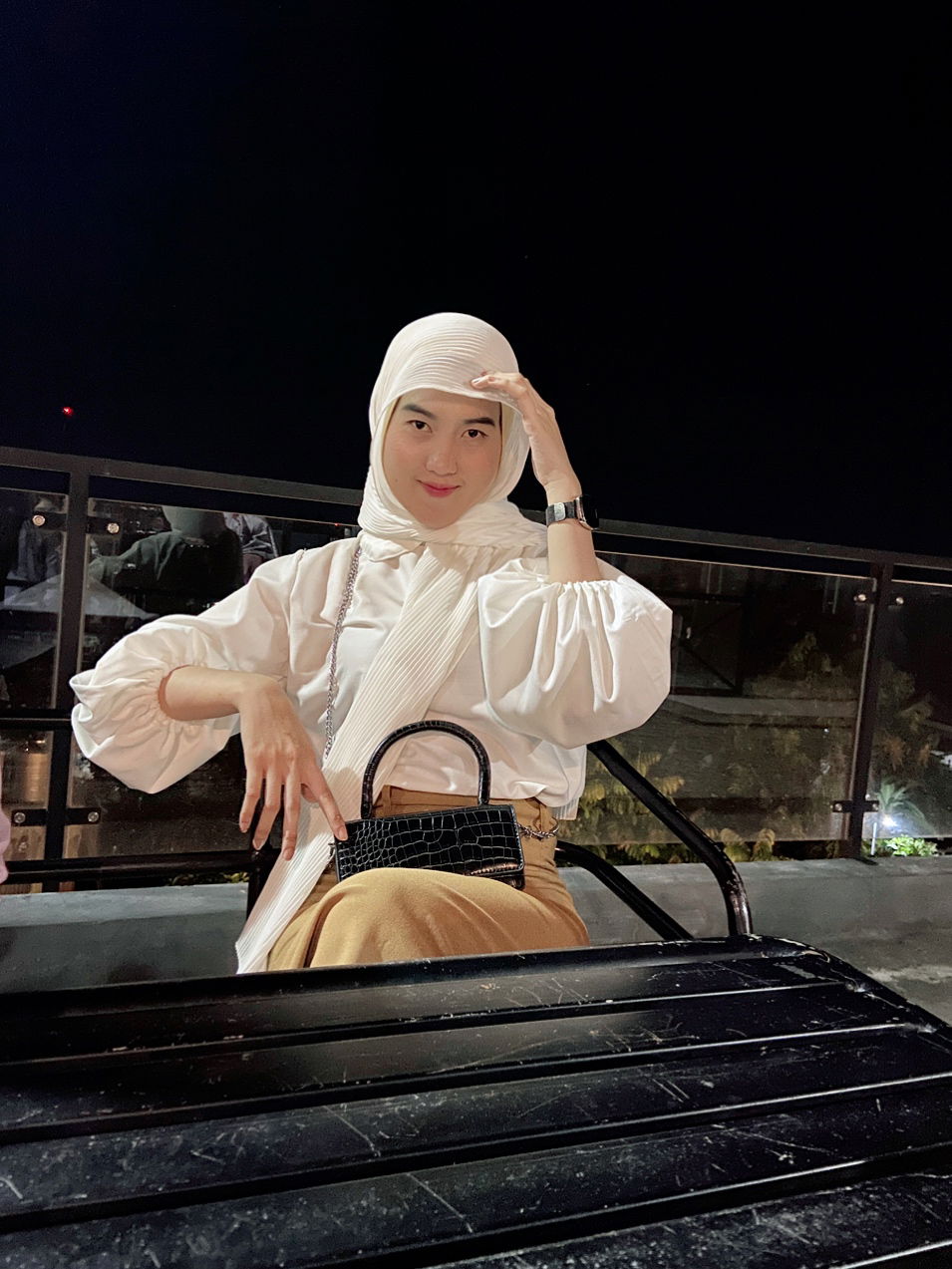 7. Atasan/ Top lengan balon panjang