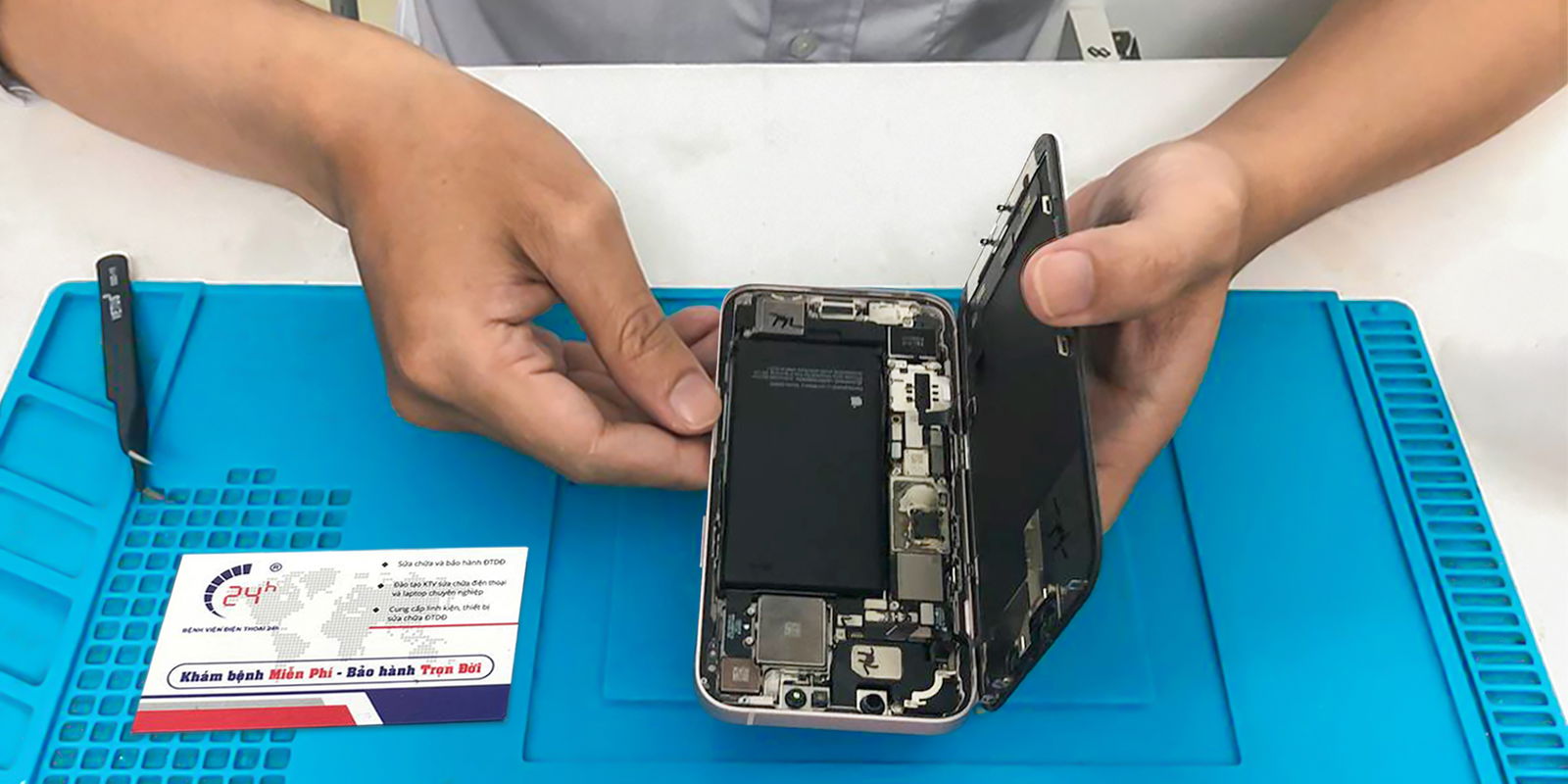 Thay kính lưng iPhone chính hãng, lấy liền, giá tốt nhất