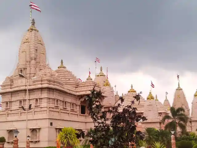 Trusted Ayodhya Taxi Service – Airport, City & Long-Distance Rides