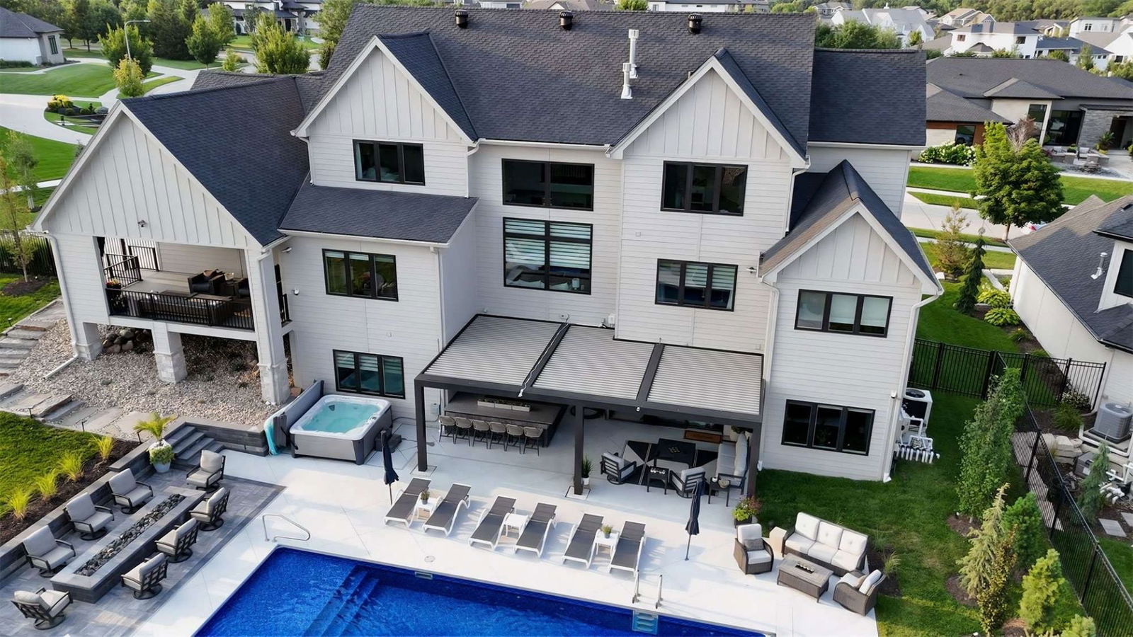 How Professional Landscaping Services Create Vibrant Gardens That Thrive All Year?