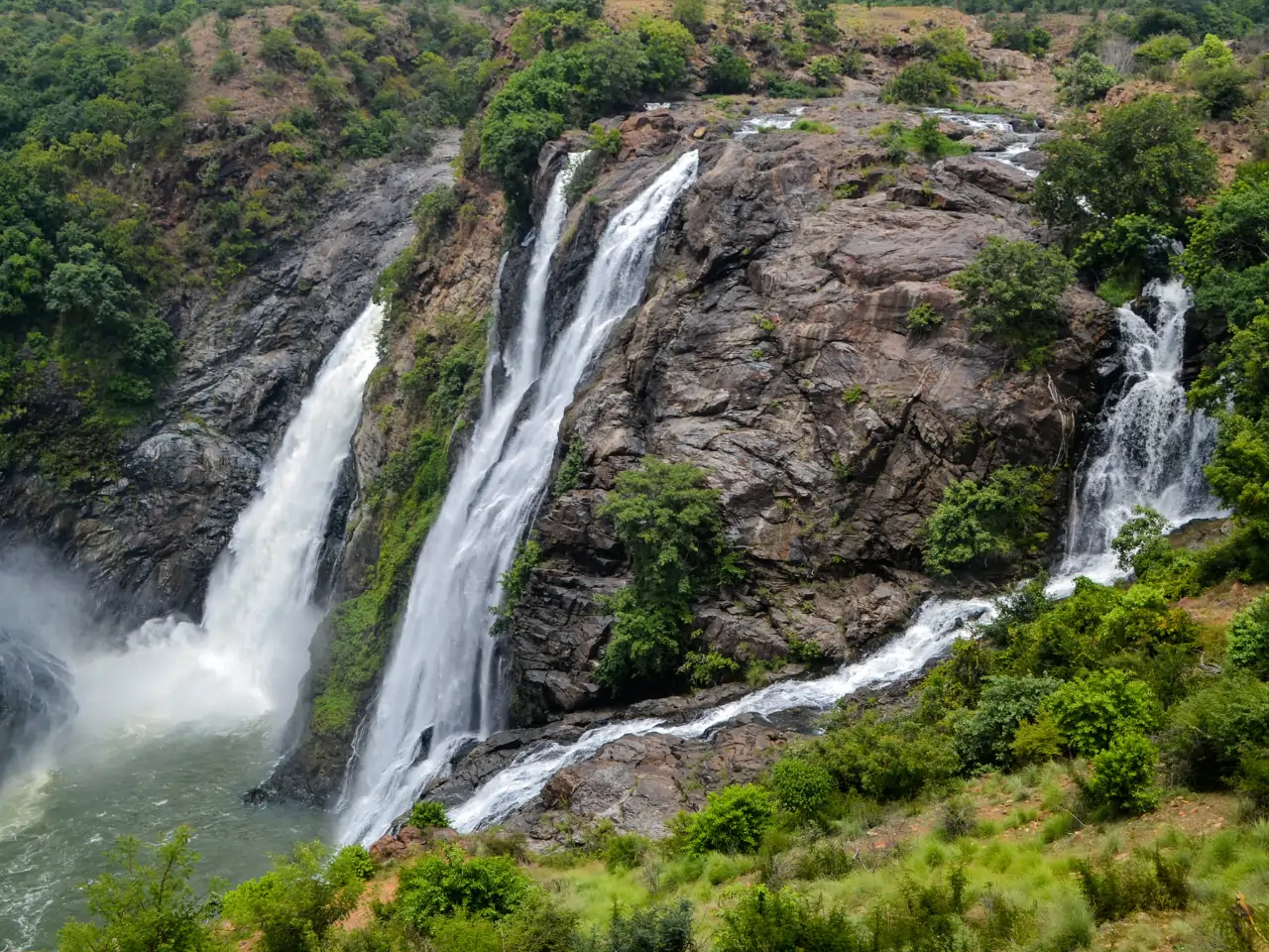 Hospet Trusted Taxi Service — Book City & Outstation Cabs