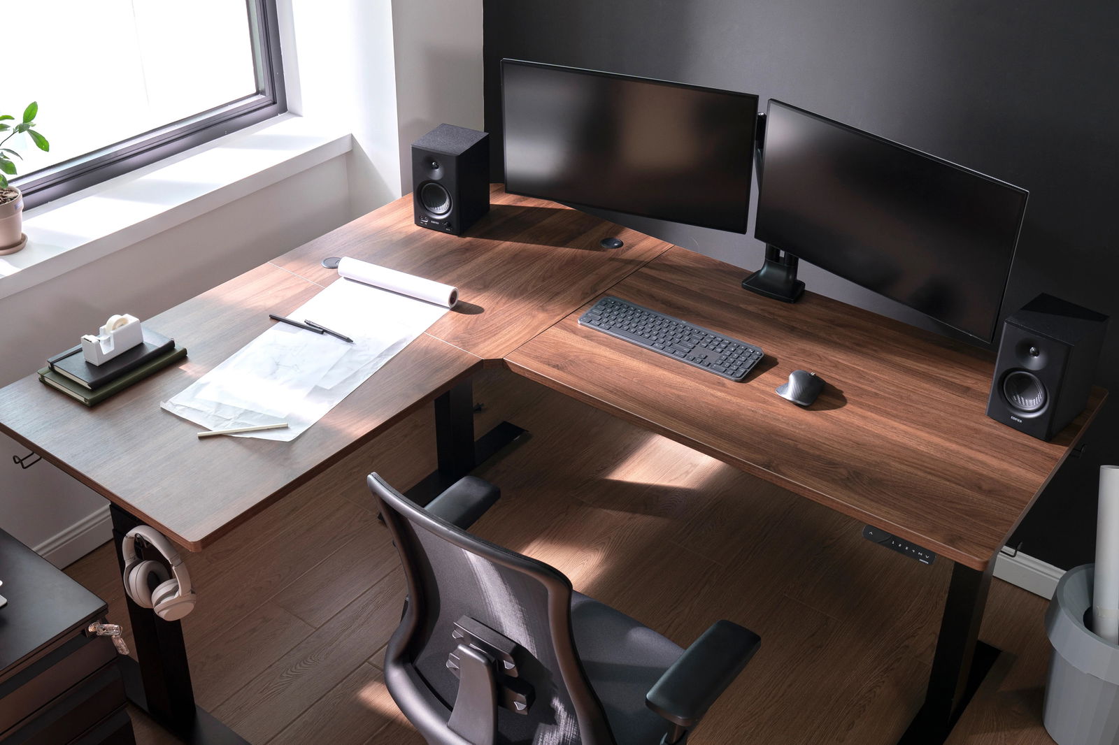 Hohenverstellbarer Eckschreibtisch