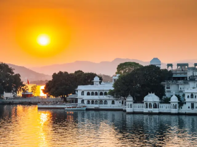 24×7 Udaipur Cab Booking – HurryUp Cabs