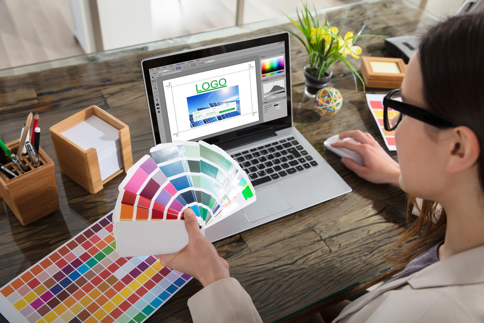 Top 6 Benefits of A Professional Logo Designer