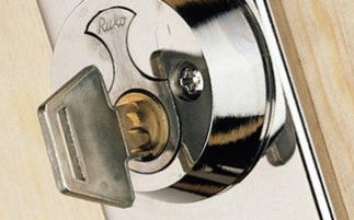 Ekstralås: Ring AB Låsservice nå og slutt ubudne gjester!