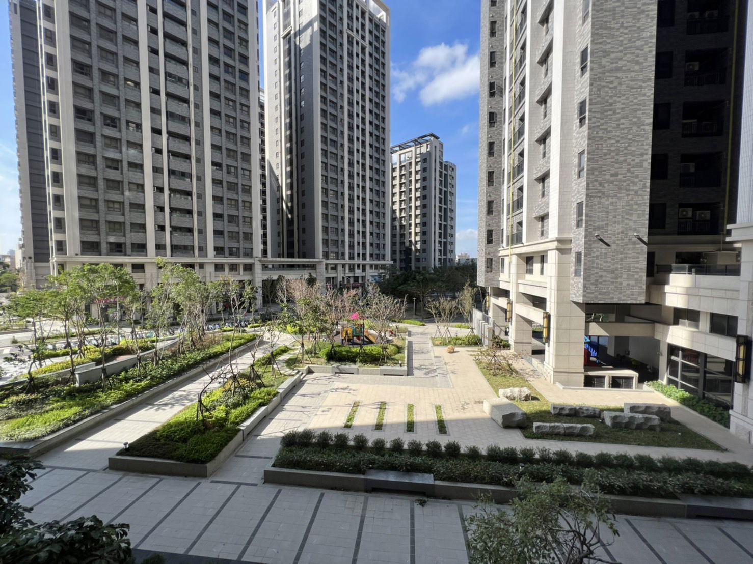 稀有!!遠百採光大兩房+平車  僅1588萬