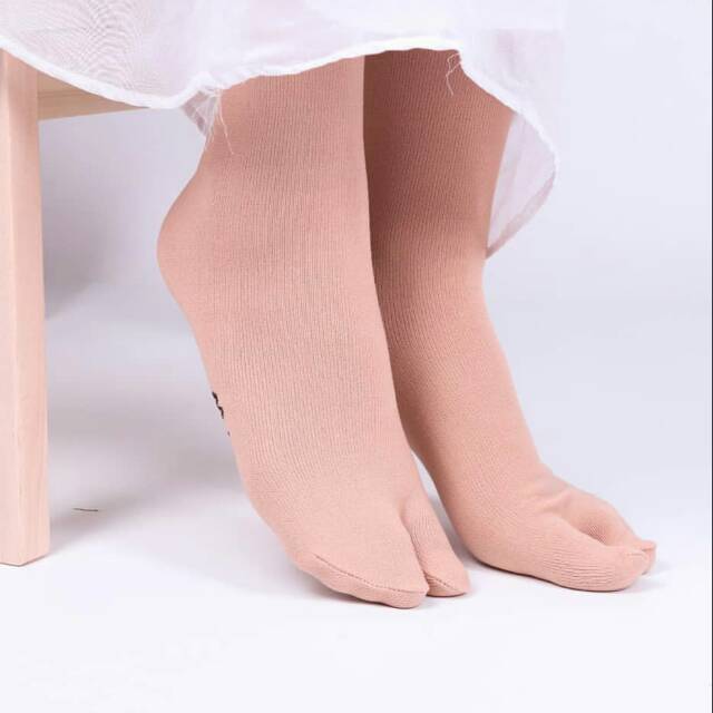 B 12. Kaos Kaki Stocking
