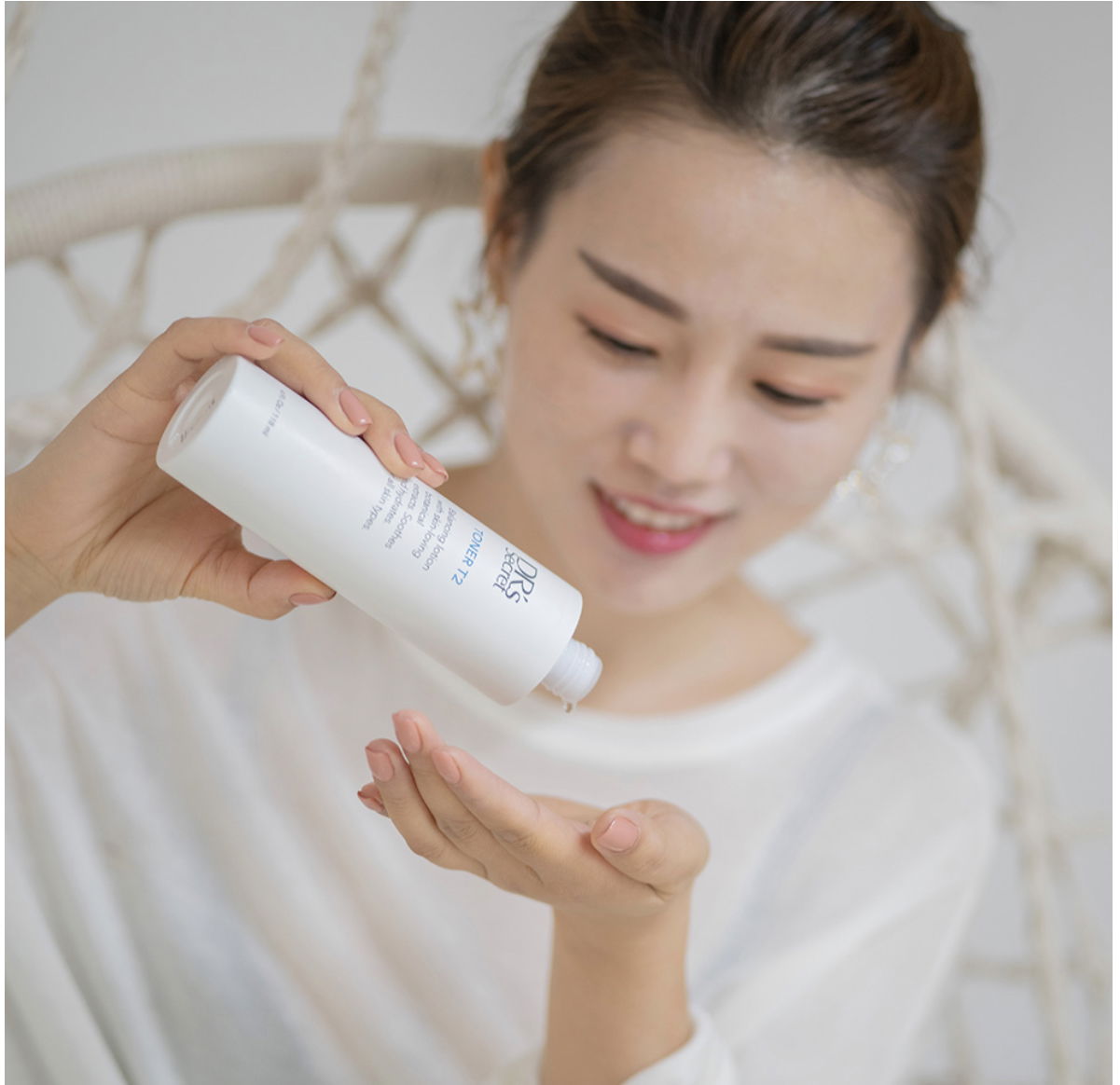 調膚液 T2  長斑暗沈比起防晒美白保濕更重要,親膚草本萃取，平衡調理肌膚，打造水嫩舒適感