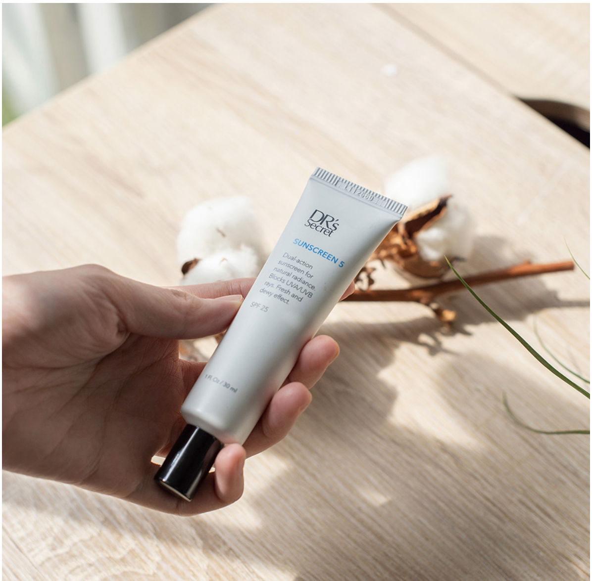 防曬霜（保水）5  防護的同時，幫助均勻膚色，呈現自然光澤 防曬係數 25