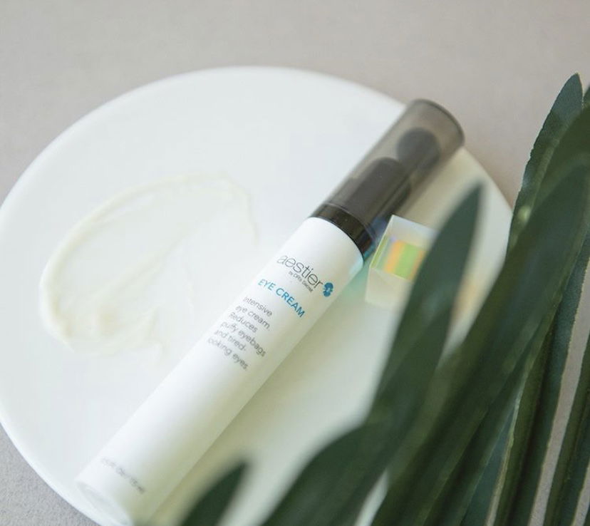 眼霜會笑的眼睛