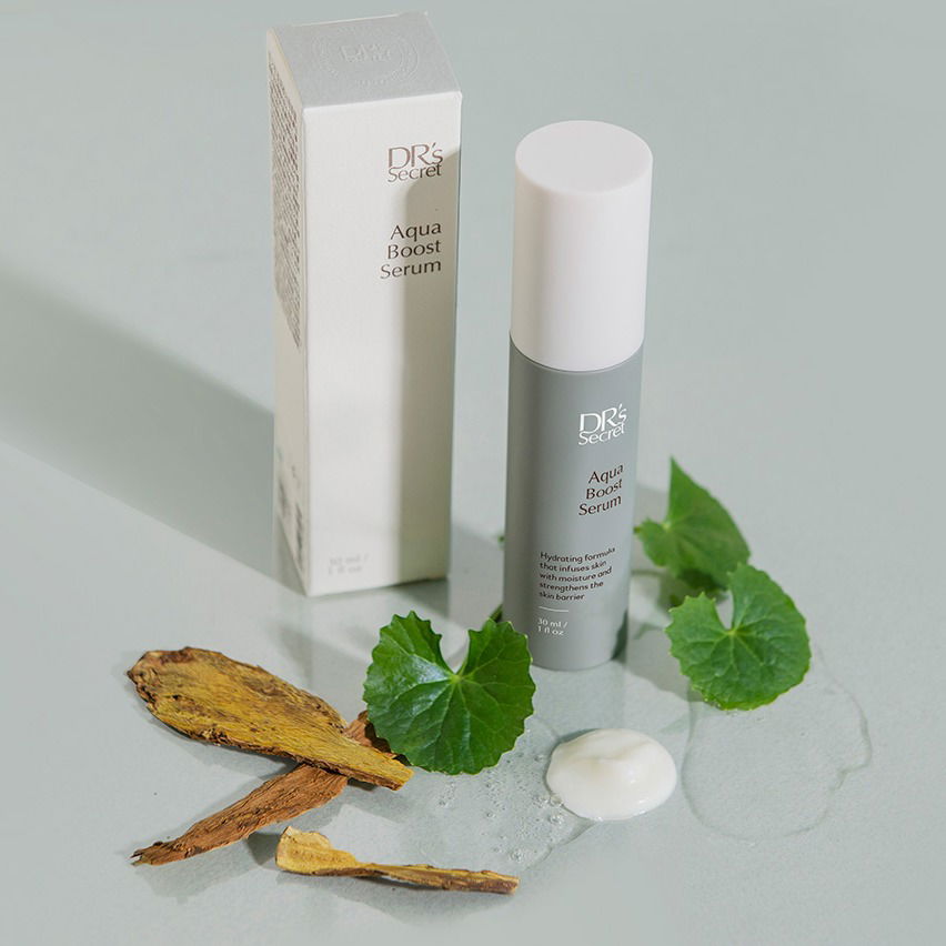 盈潤補水精華露 10 蘊含12種透明質酸與皮膚屏障修復成分，為肌膚深層補水。輕盈水感質地易於吸收。