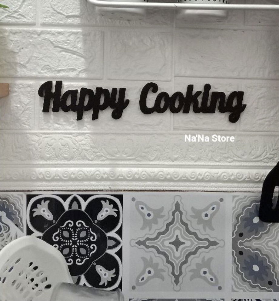 26. Tulisan “Happy” hiasan dinding