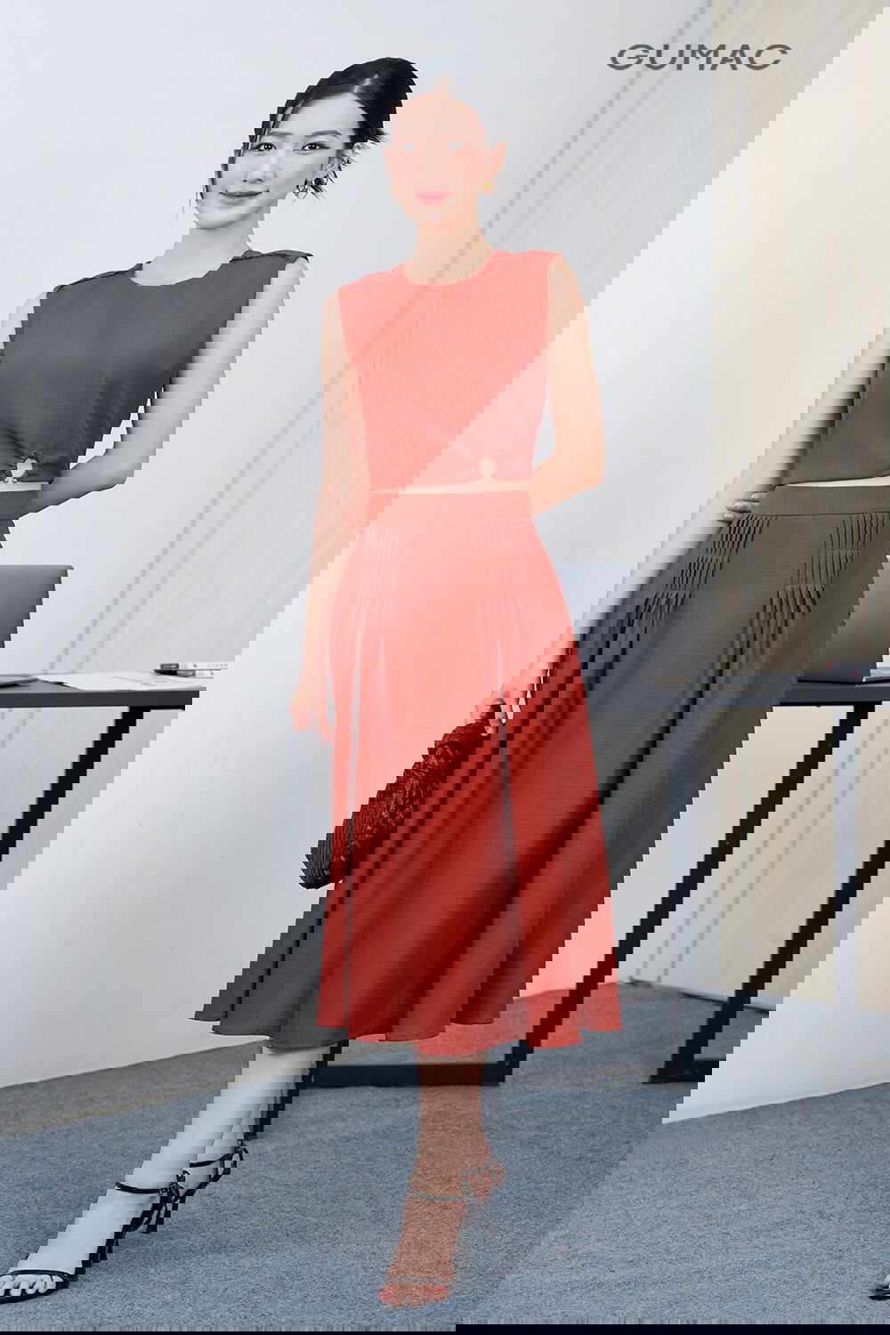 Chân váy xếp ly cao cấp, tinh tế.