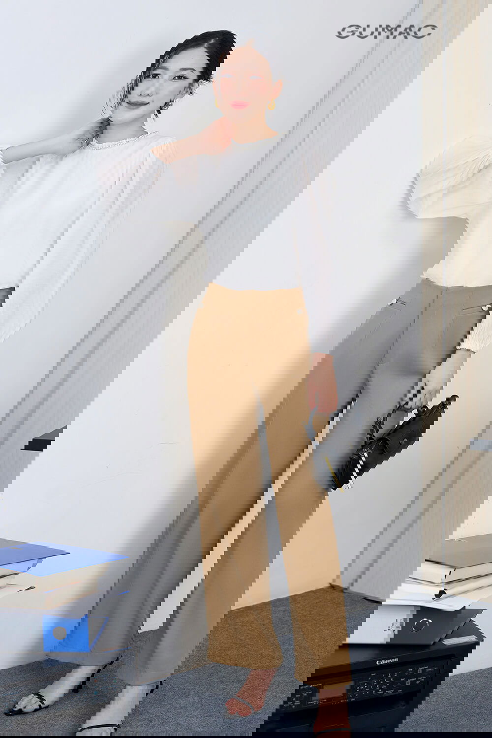 Quần tây ống suông, dáng đẹp, thanh lịch.